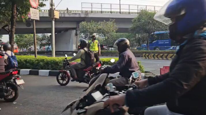 Polisi Sekat Jalan Gatot Subroto Depan DPR Jelang Demo Besar